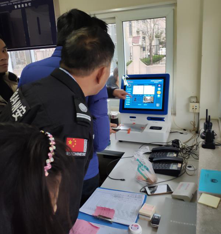 在小區(qū)出入時(shí)，悅訪客，訪客機(jī)登記訪客信息跟手工登記哪個(gè)好?